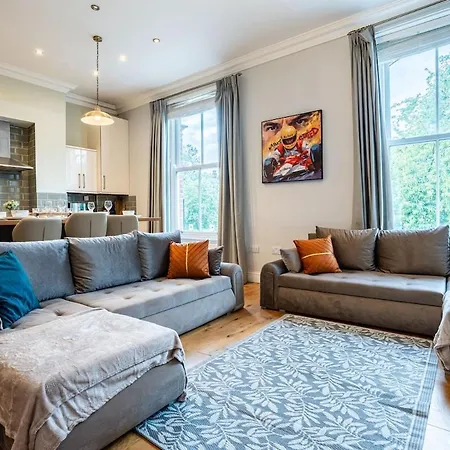 Luxe Maisonette House - Sleeps 16 - Free Parking * Leeds (West Yorkshire)