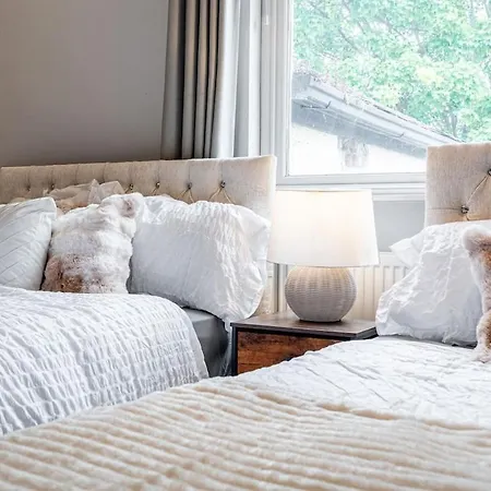 Holiday home Luxe Maisonette House - Sleeps 16 - Free Parking *