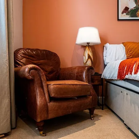Holiday home Luxe Maisonette House - Sleeps 16 - Free Parking