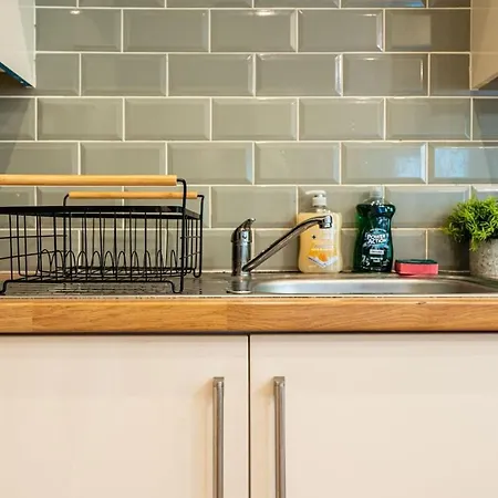 Luxe Maisonette House - Sleeps 16 - Free Parking Holiday home *