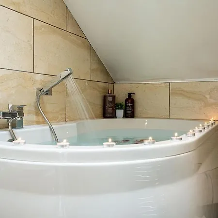 Holiday home Luxe Maisonette House - Sleeps 16 - Free Parking Leeds (West Yorkshire)