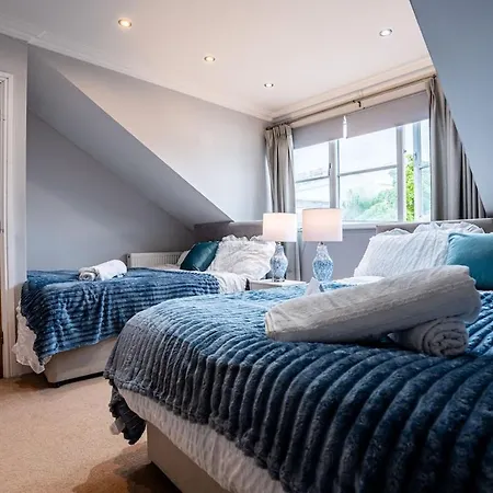 Holiday home Luxe Maisonette House - Sleeps 16 - Free Parking *