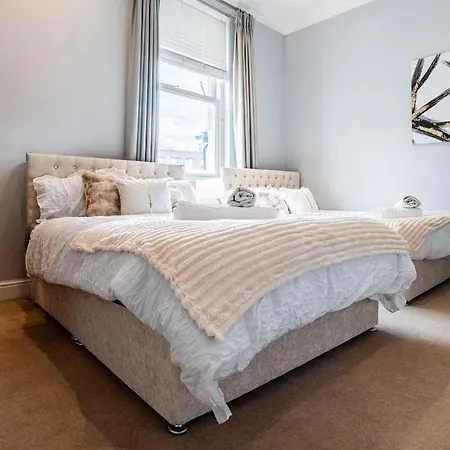 Holiday home Luxe Maisonette House - Sleeps 16 - Free Parking
