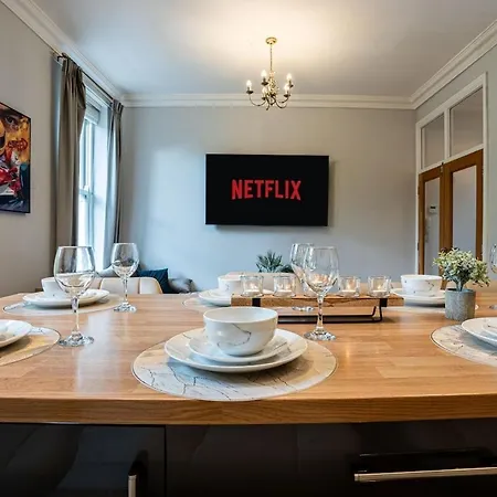 Luxe Maisonette House - Sleeps 16 - Free Parking Holiday home *