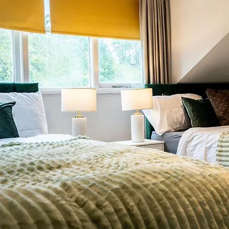 Luxe Maisonette House - Sleeps 16 - Free Parking Leeds (West Yorkshire)