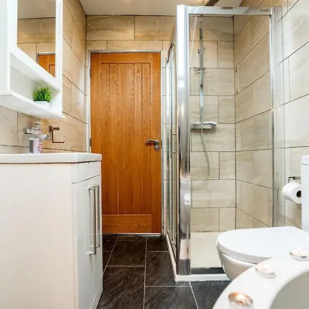 Luxe Maisonette House - Sleeps 16 - Free Parking Holiday home