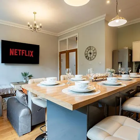 Luxe Maisonette House - Sleeps 16 - Free Parking Holiday home *