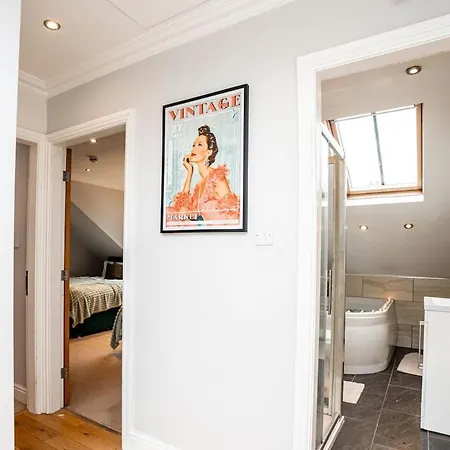 Luxe Maisonette House - Sleeps 16 - Free Parking Holiday home