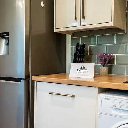 Luxe Maisonette House - Sleeps 16 - Free Parking *
