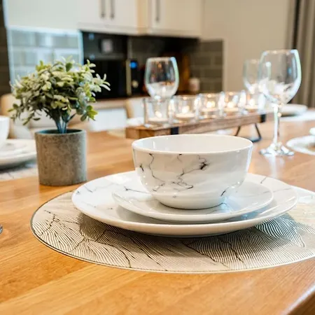 Luxe Maisonette House - Sleeps 16 - Free Parking