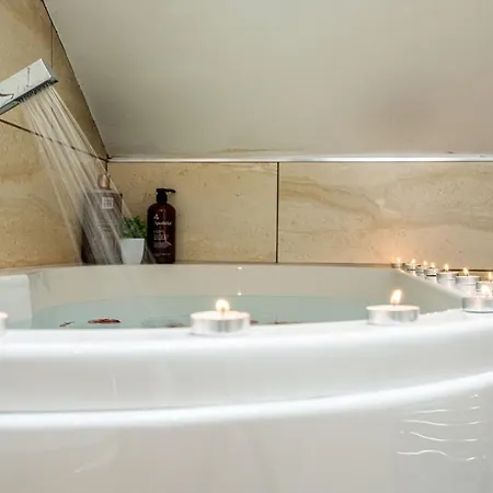 Luxe Maisonette House - Sleeps 16 - Free Parking Leeds (West Yorkshire)