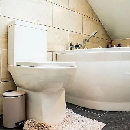 Luxe Maisonette House - Sleeps 16 - Free Parking