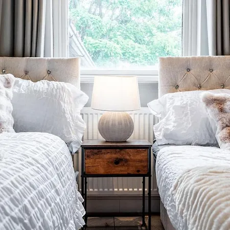 Luxe Maisonette House - Sleeps 16 - Free Parking *