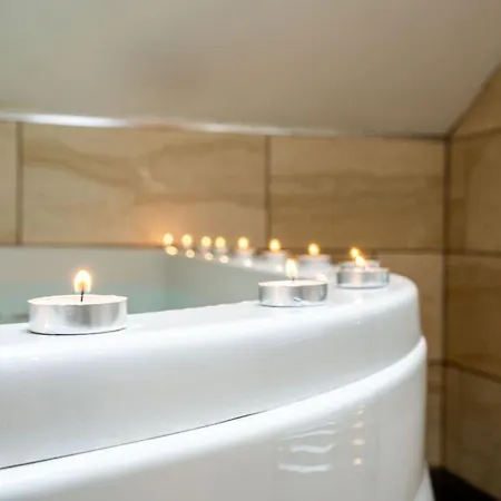 Luxe Maisonette House - Sleeps 16 - Free Parking Holiday home *