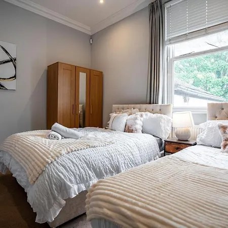 Holiday home Luxe Maisonette House - Sleeps 16 - Free Parking