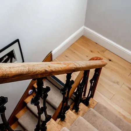 Luxe Maisonette House - Sleeps 16 - Free Parking Holiday home
