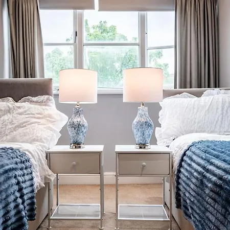 Holiday home Luxe Maisonette House - Sleeps 16 - Free Parking