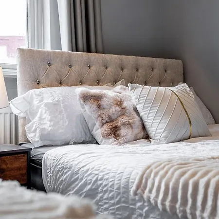 Luxe Maisonette House - Sleeps 16 - Free Parking * Leeds (West Yorkshire)