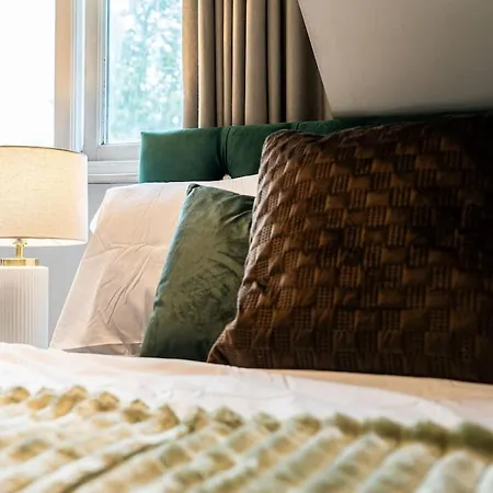 Holiday home Luxe Maisonette House - Sleeps 16 - Free Parking *