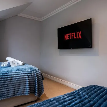Holiday home Luxe Maisonette House - Sleeps 16 - Free Parking Leeds (West Yorkshire)