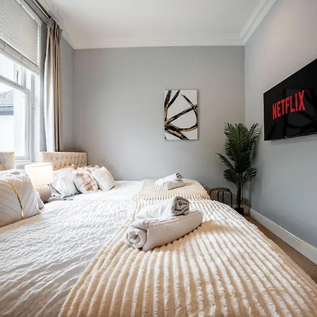 Luxe Maisonette House - Sleeps 16 - Free Parking * Leeds (West Yorkshire)