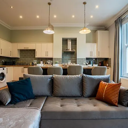 Luxe Maisonette House - Sleeps 16 - Free Parking * Leeds (West Yorkshire)