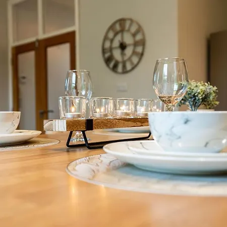 Holiday home Luxe Maisonette House - Sleeps 16 - Free Parking *