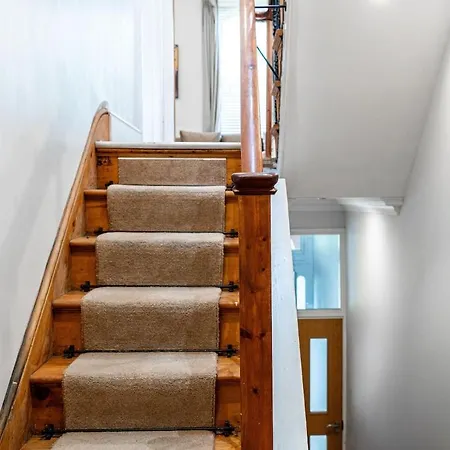 Holiday home Luxe Maisonette House - Sleeps 16 - Free Parking