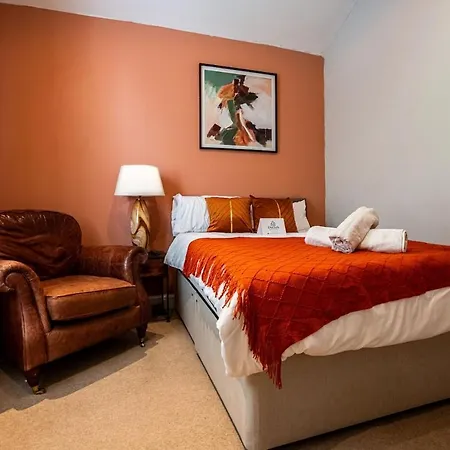 Luxe Maisonette House - Sleeps 16 - Free Parking *