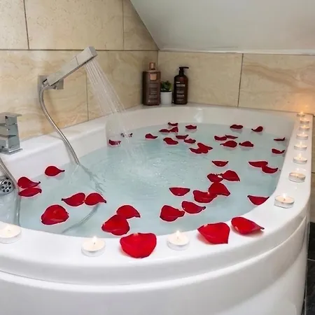 Luxe Maisonette House - Sleeps 16 - Free Parking