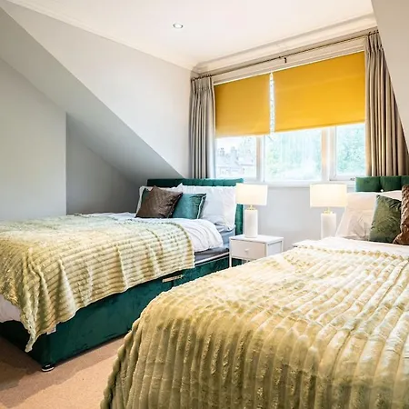 Luxe Maisonette House - Sleeps 16 - Free Parking Leeds (West Yorkshire)