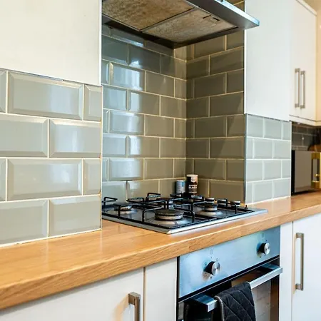 Luxe Maisonette House - Sleeps 16 - Free Parking Holiday home *