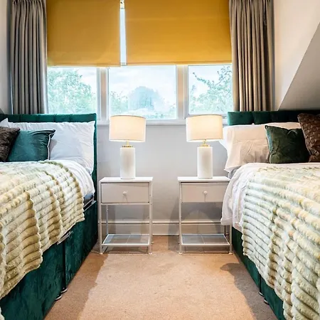 Holiday home Luxe Maisonette House - Sleeps 16 - Free Parking *
