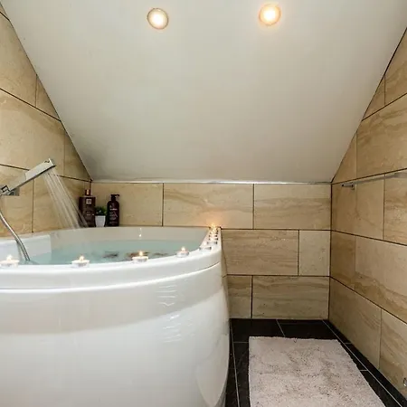 Holiday home Luxe Maisonette House - Sleeps 16 - Free Parking