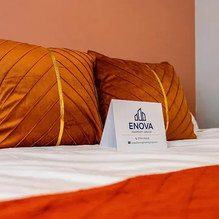 Luxe Maisonette House - Sleeps 16 - Free Parking Holiday home *