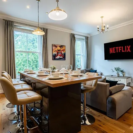 Holiday home Luxe Maisonette House - Sleeps 16 - Free Parking