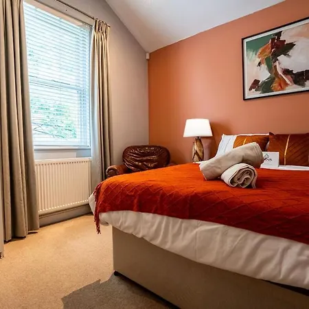 Luxe Maisonette House - Sleeps 16 - Free Parking * Leeds (West Yorkshire)