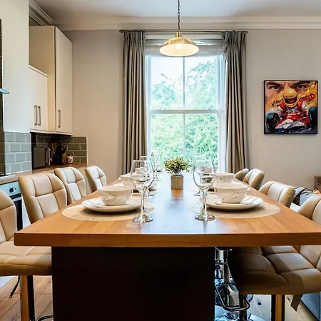 Luxe Maisonette House - Sleeps 16 - Free Parking Holiday home *