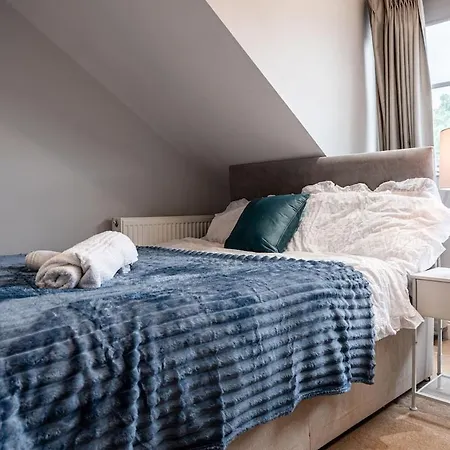 Holiday home Luxe Maisonette House - Sleeps 16 - Free Parking