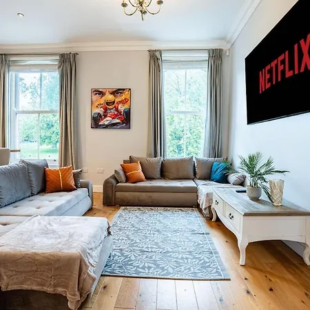 Holiday home Luxe Maisonette House - Sleeps 16 - Free Parking