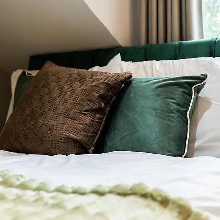 Holiday home Luxe Maisonette House - Sleeps 16 - Free Parking *