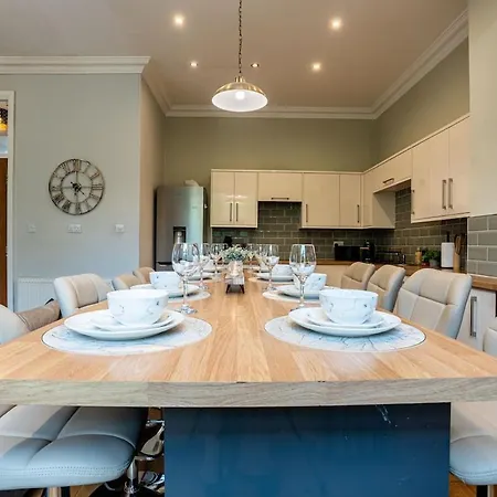 Luxe Maisonette House - Sleeps 16 - Free Parking Holiday home *