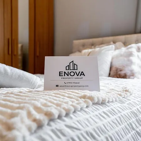Luxe Maisonette House - Sleeps 16 - Free Parking
