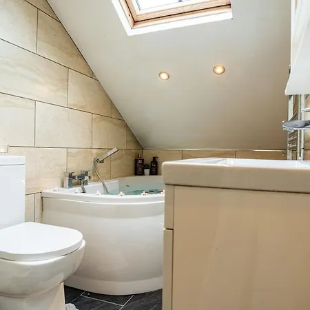 Luxe Maisonette House - Sleeps 16 - Free Parking * Leeds (West Yorkshire)